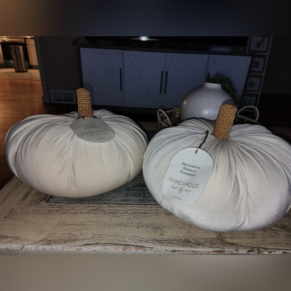 2 Shaped Velvet Pumpkin Beige - Threshold decorative pillows - Picture 1 of 3